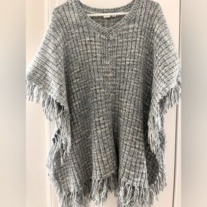 NWOT Gap fringe poncho OS.